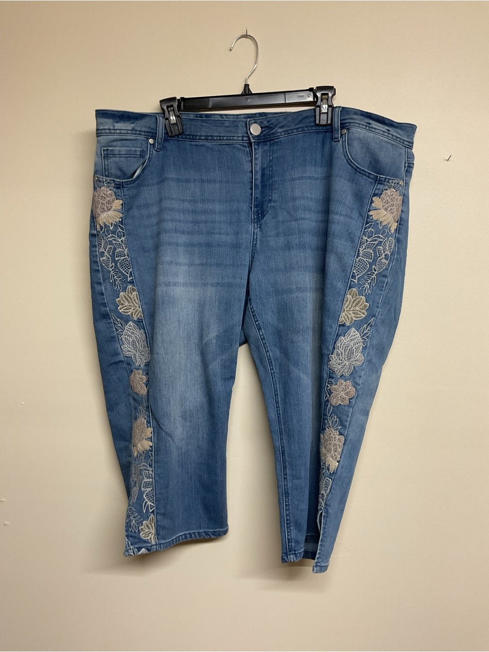 loralette Blue Denim Cropped Jeans with Beige Floral Embroidery